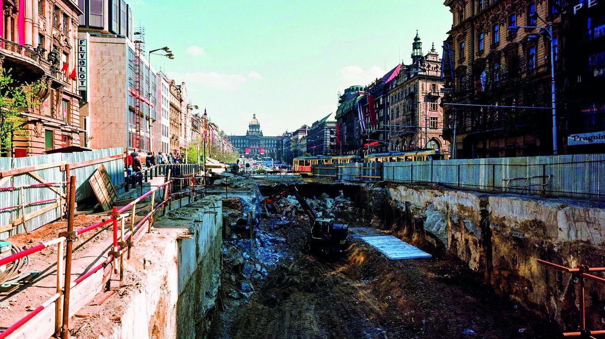 Padesát let metra: Při budování bylo rozkopané celé Václavské náměstí